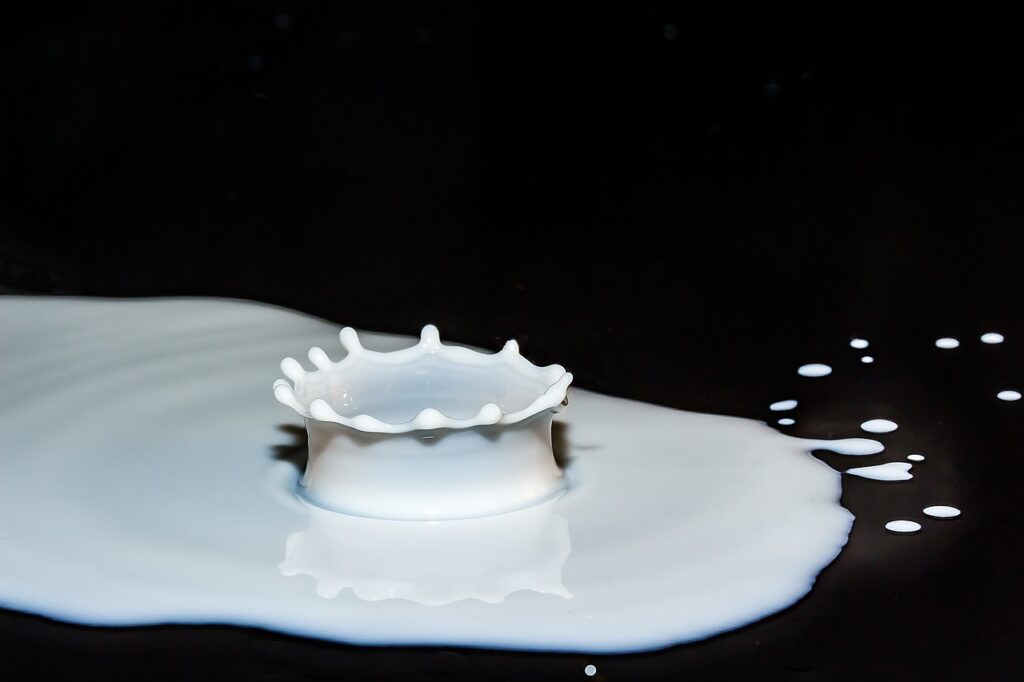 drops of milk, spray, splash-2062100.jpg